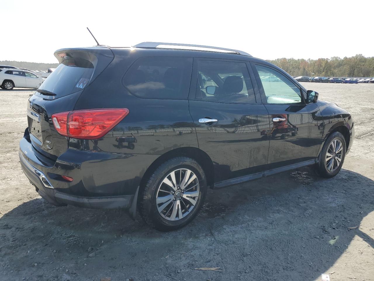 2017 Nissan Pathfinder - Image 3