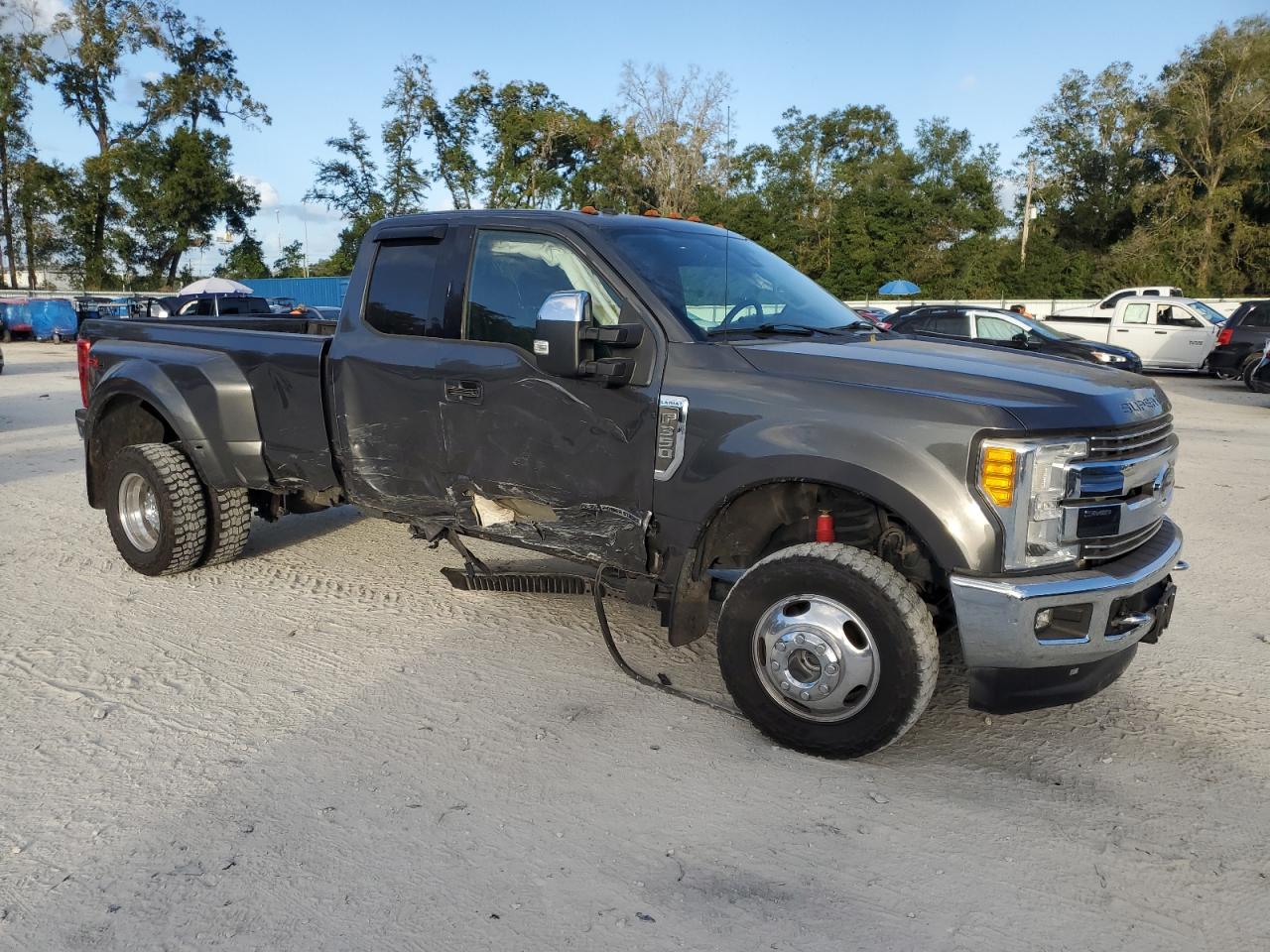 2017 Ford F350 - Image 4
