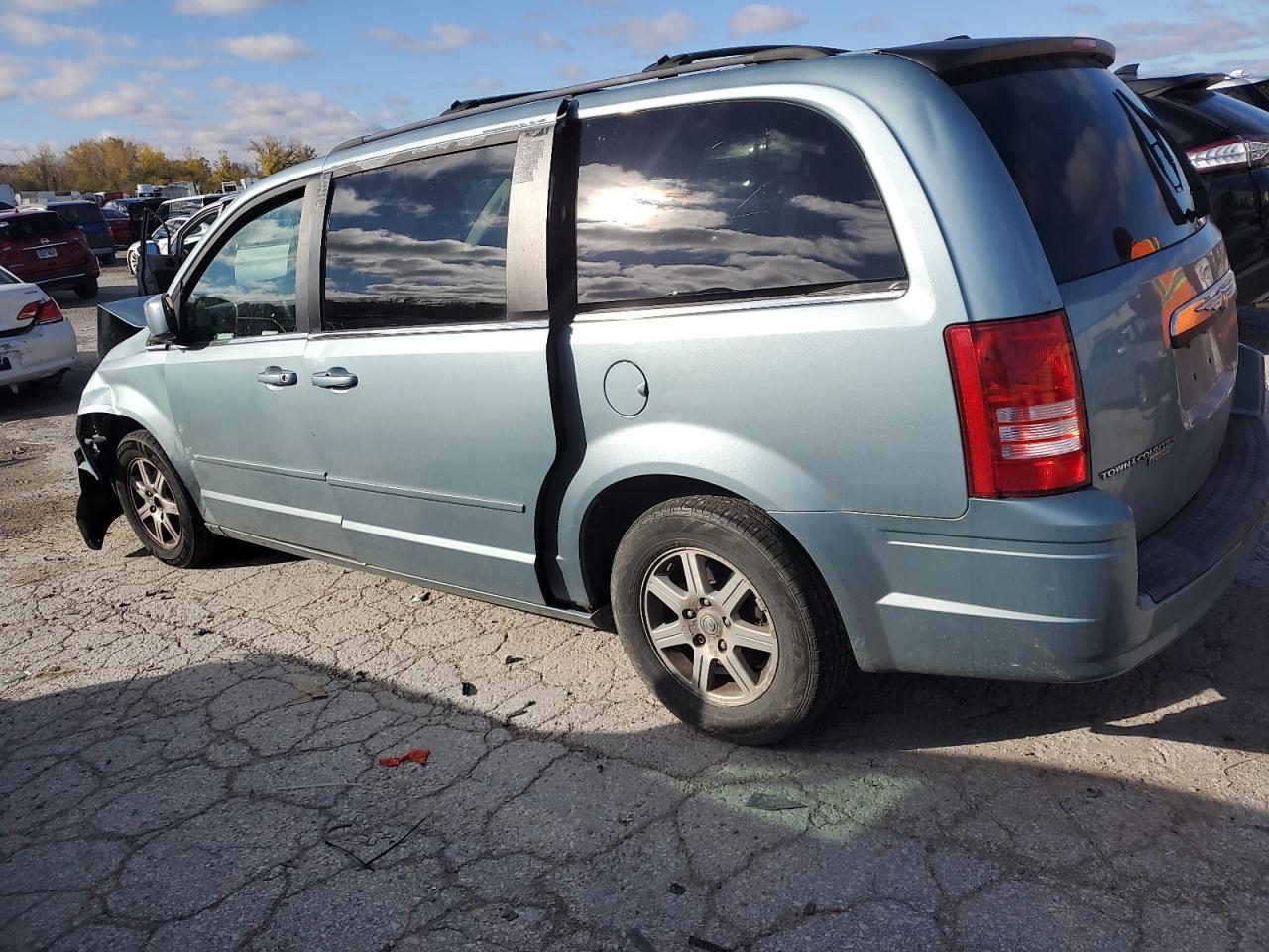 2008 Chrysler Town & Country - Image 2