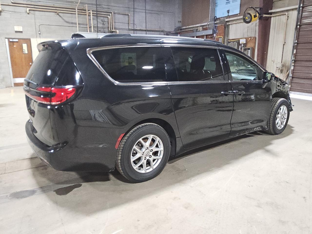 2022 Chrysler Pacifica - Image 3
