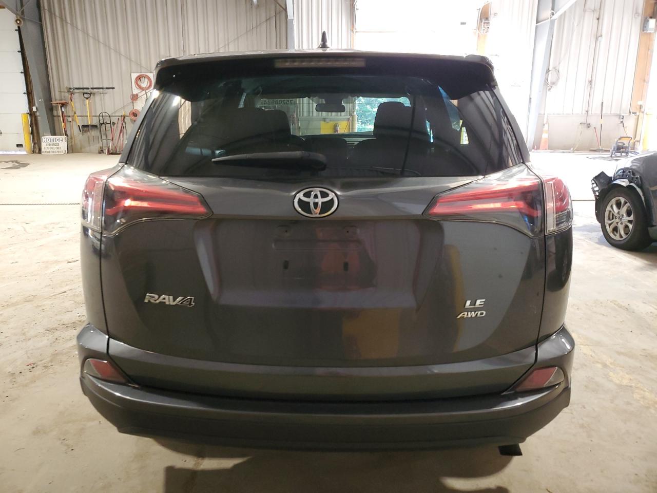 2T3BFREV2JW852492 2018 Toyota Rav4 Le