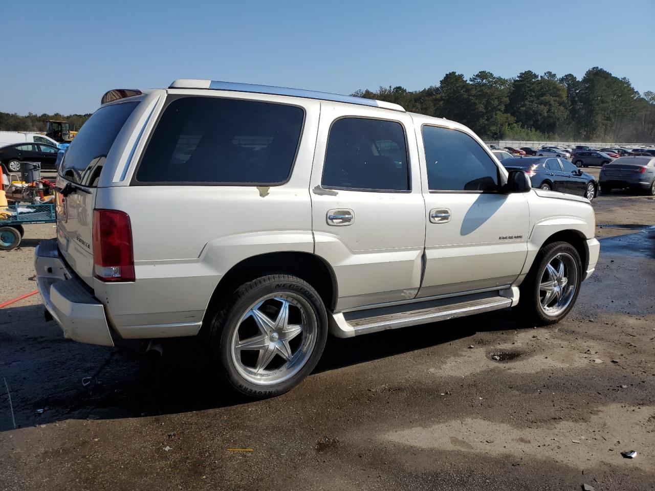 2005 Cadillac Escalade - Image 3