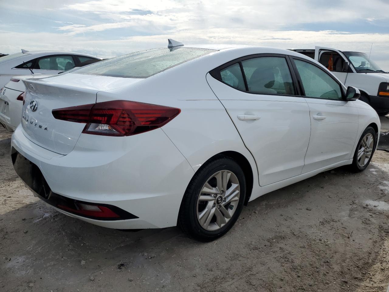 2019 Hyundai Elantra - Image 3