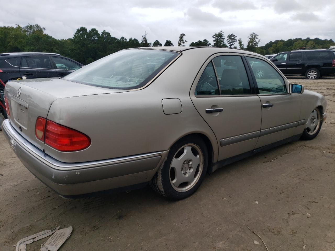 1997 Mercedes-Benz E 420 beige null gas WDBJF72F0VA114285 photo #4