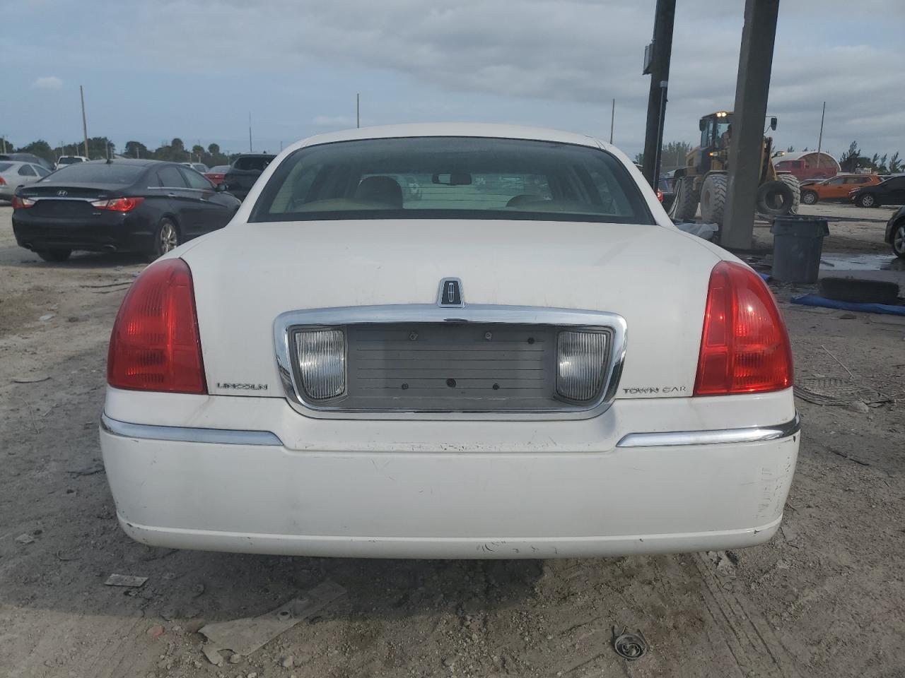 2009 Lincoln Town Car Signature Limited VIN: 2LNHM82V89X626761 Lot: 75478744