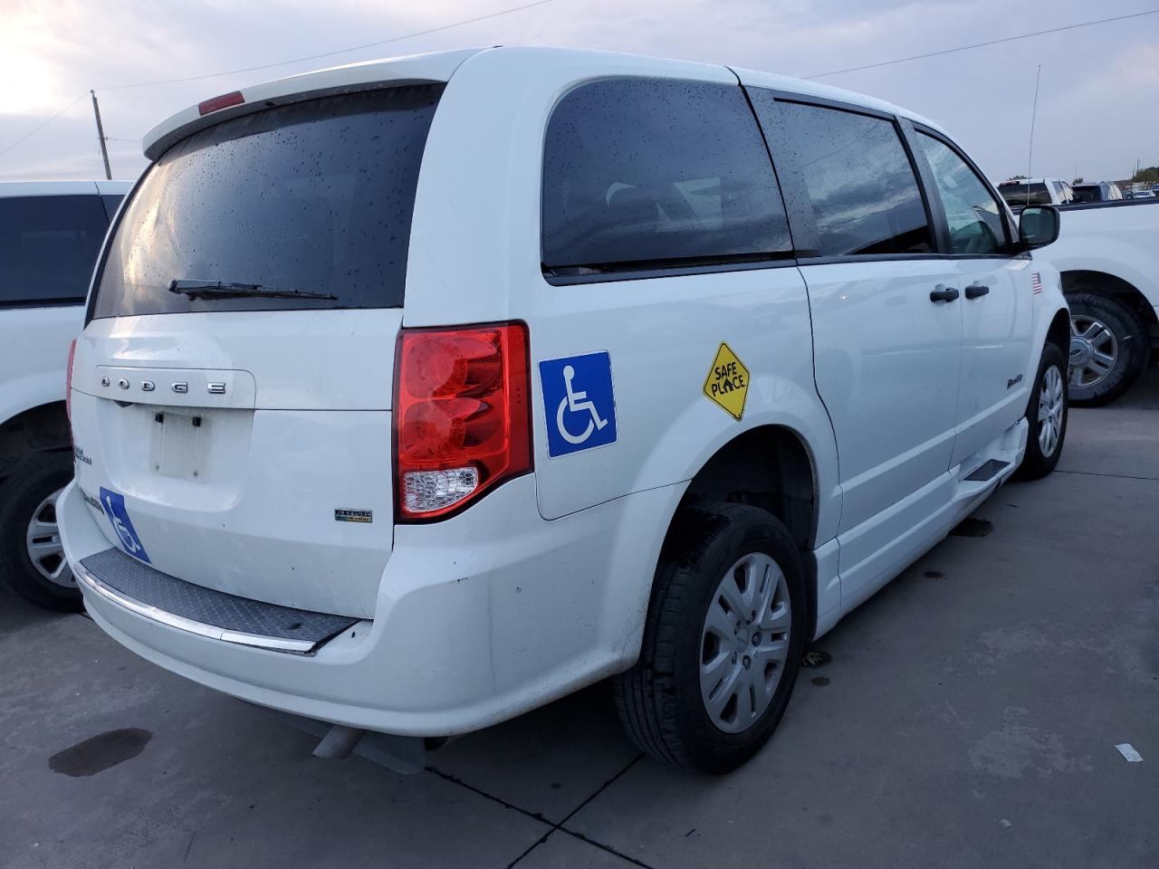 2019 Dodge Caravan - Image 3