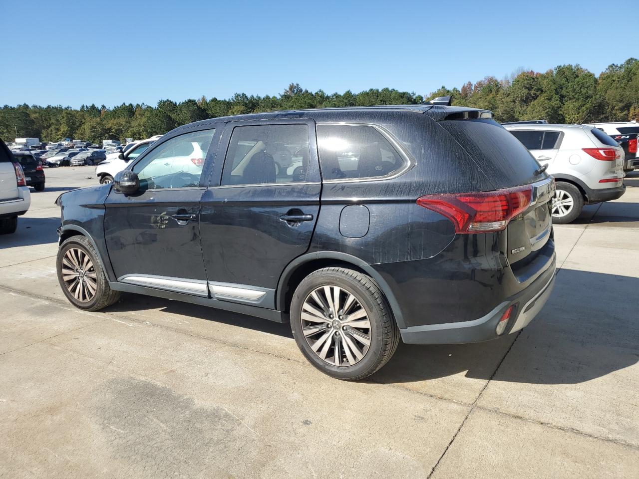 2019 Mitsubishi Outlander - Image 2