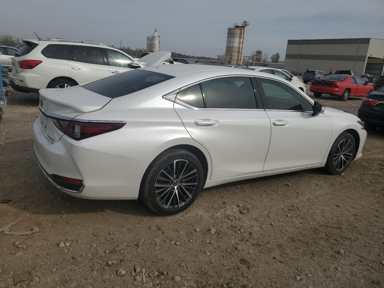 2022 Lexus ES - Image 3