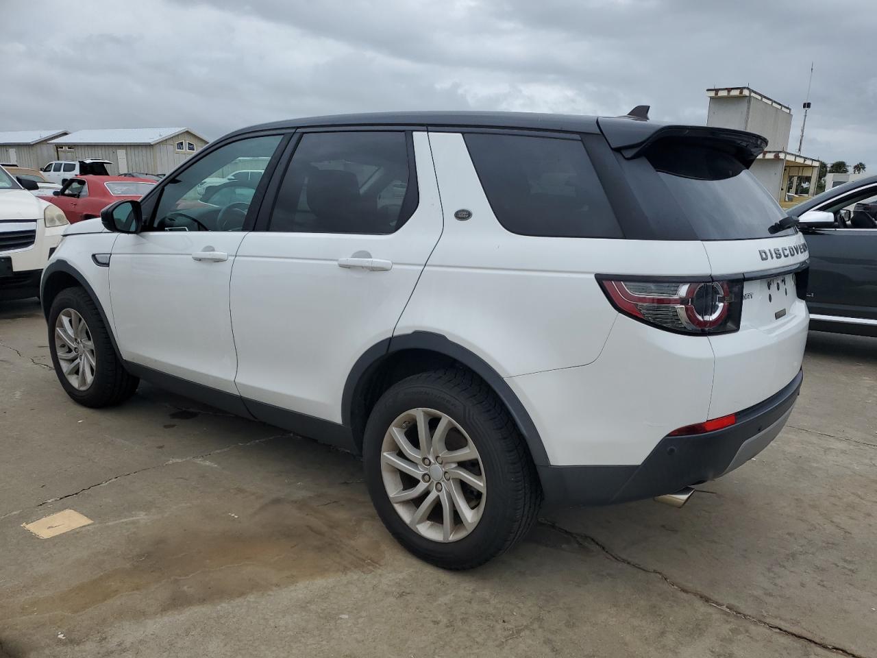 2016 Land Rover Discovery - Image 2