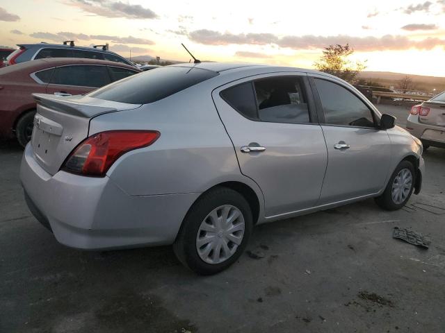  NISSAN VERSA 2018 Сріблястий