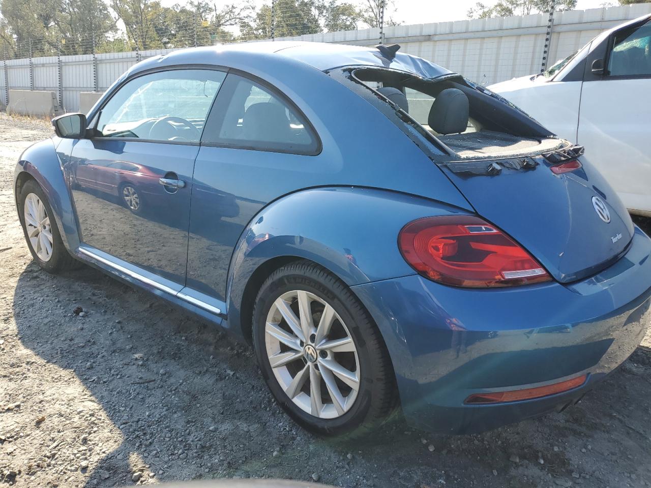 2018 Volkswagen Beetle - Image 2