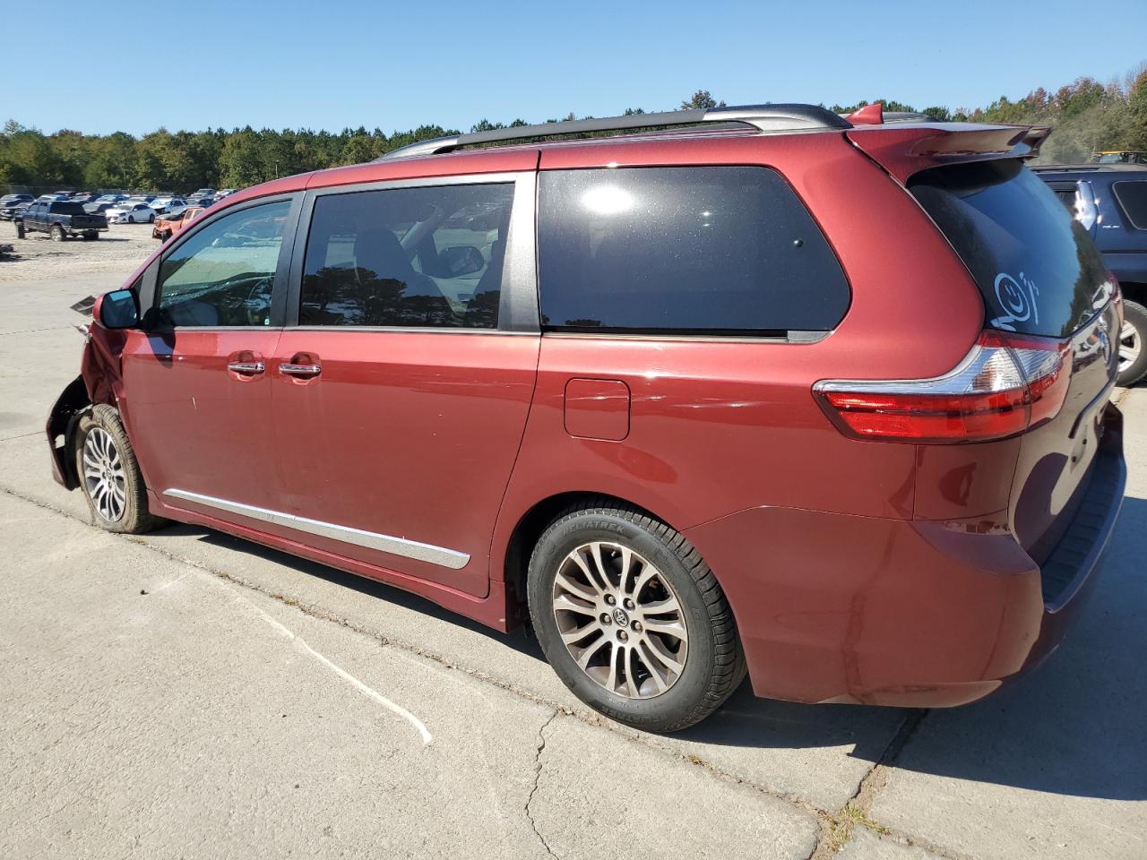 2018 Toyota Sienna - Image 2