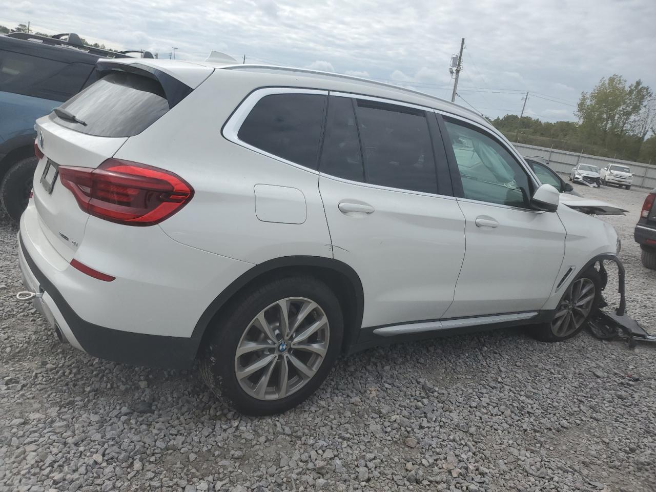 VIN 5UXTR7C51KLE93810 2019 BMW X3 no.3