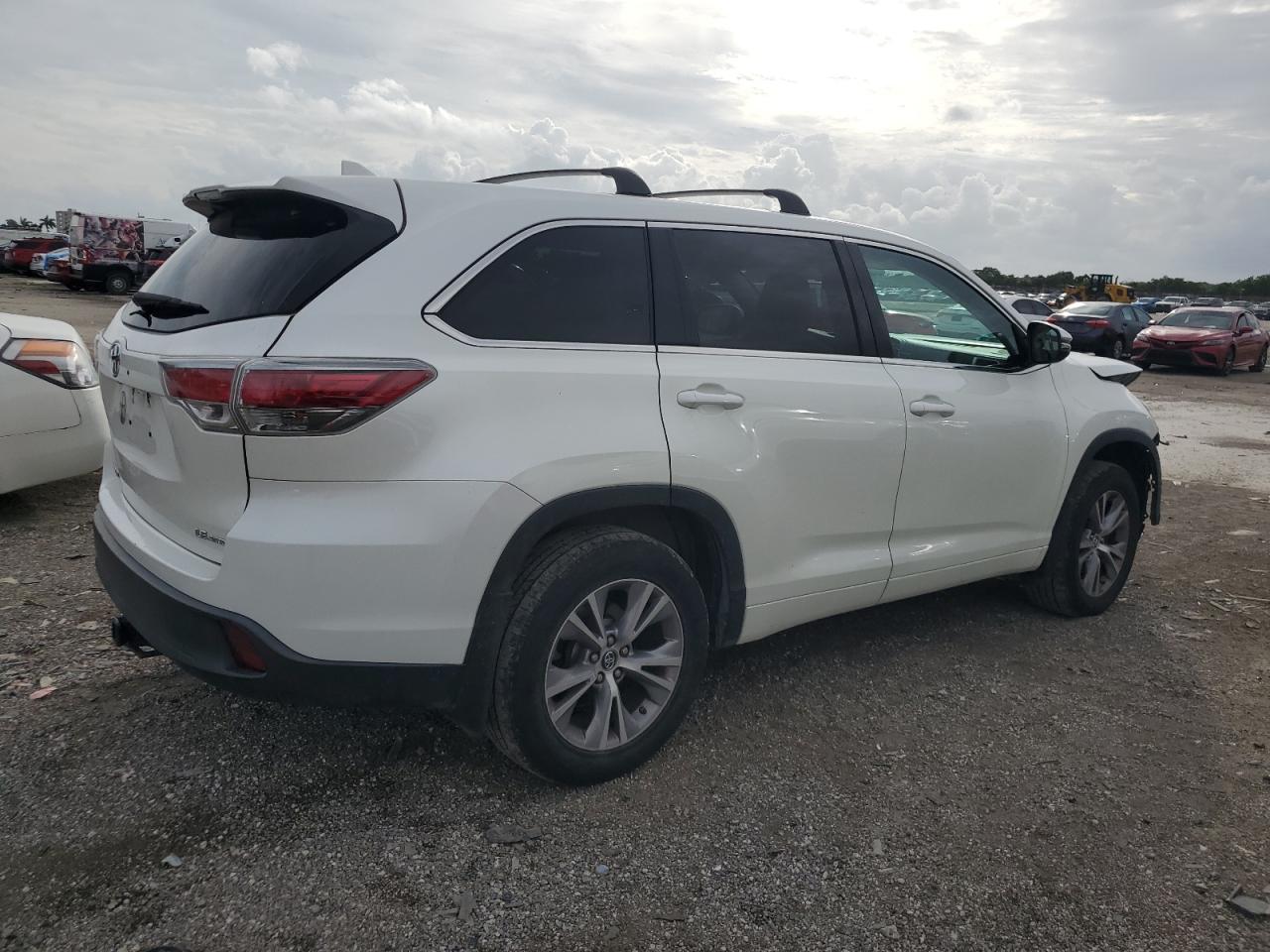 2016 Toyota Highlander - Image 3