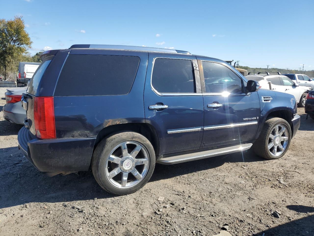 2007 Cadillac Escalade Luxury VIN: 1GYFK63877R253745 Lot: 76253564