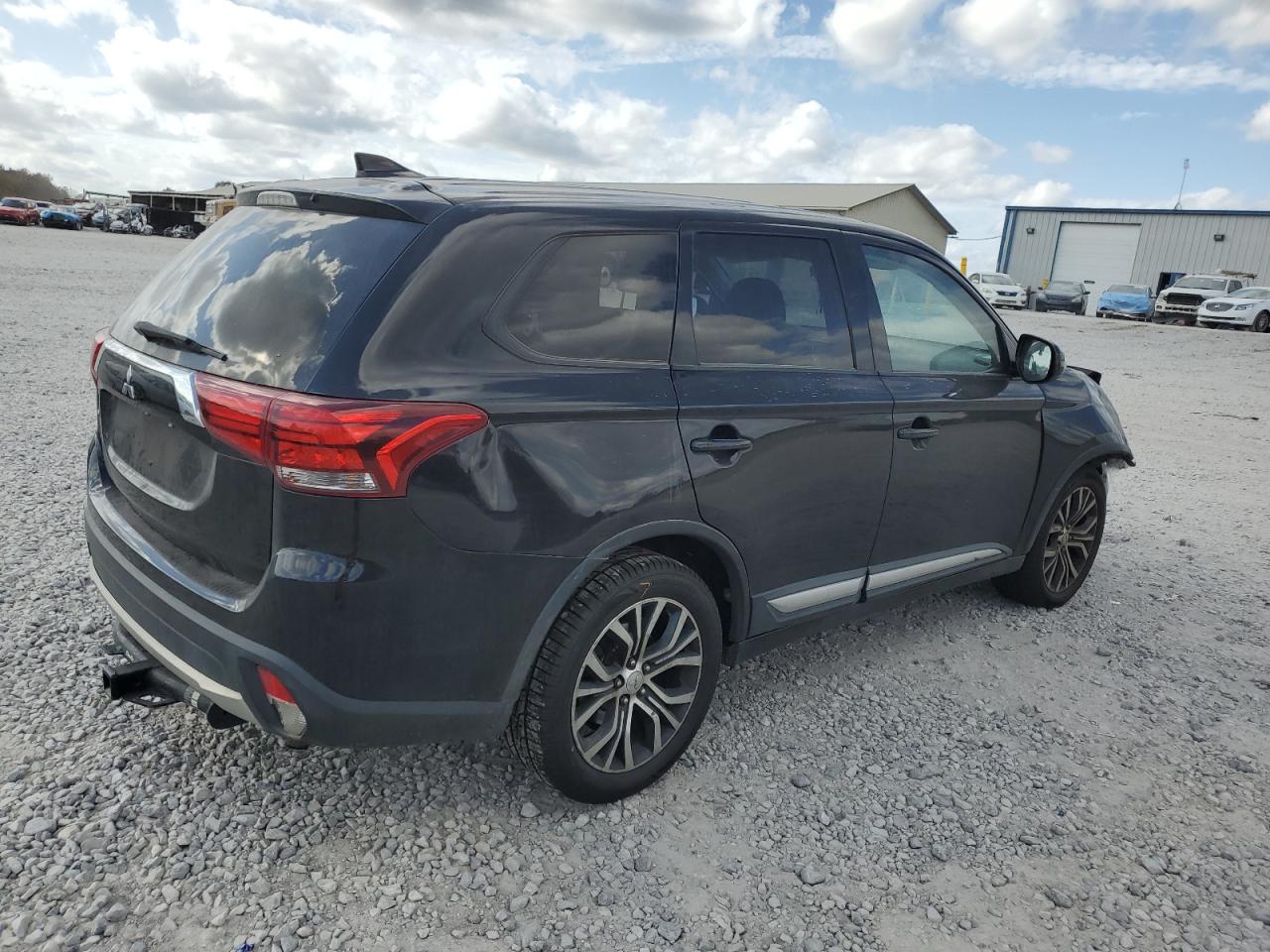 2018 Mitsubishi Outlander - Image 3