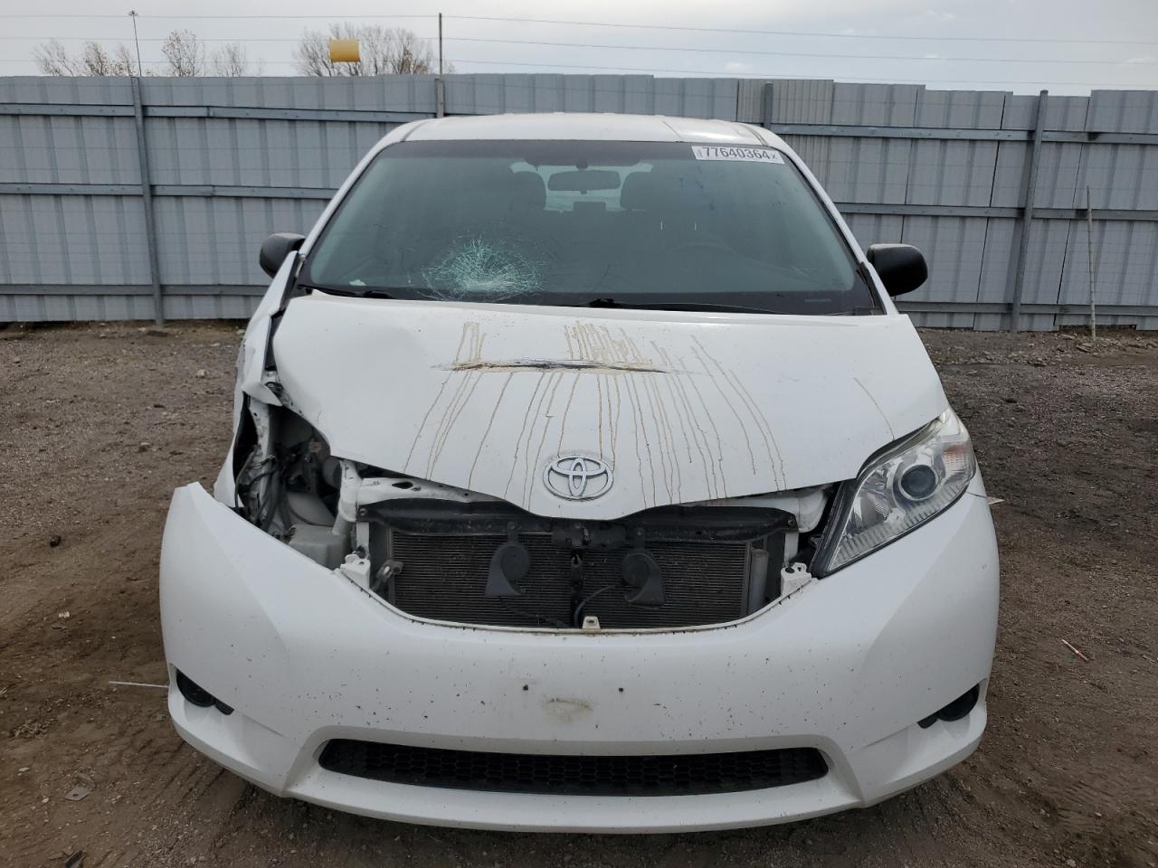 2016 Toyota Sienna - Image 5