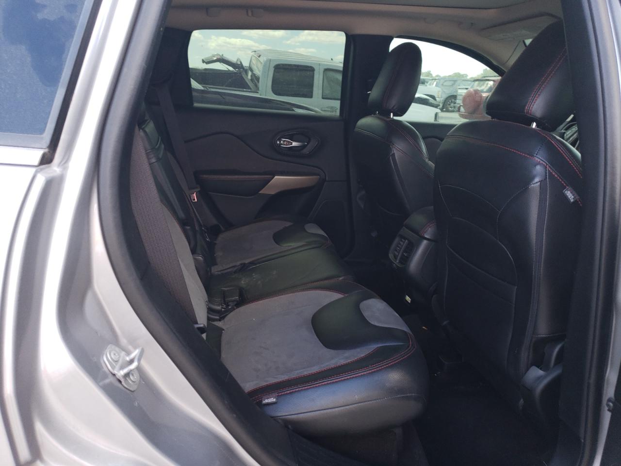 2017 Jeep Grand Cherokee - Image 11