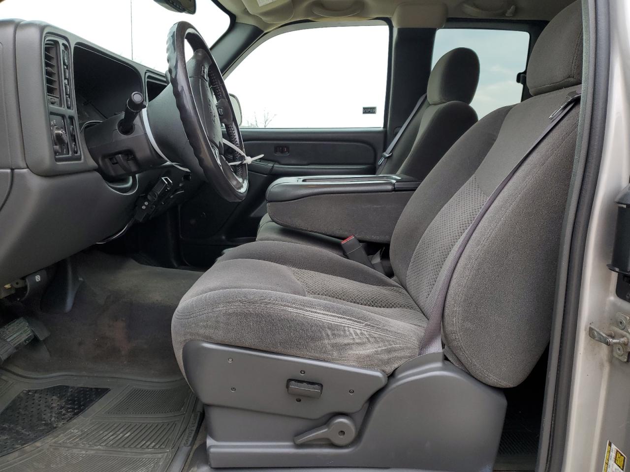 2006 Chevrolet Silverado - Image 7