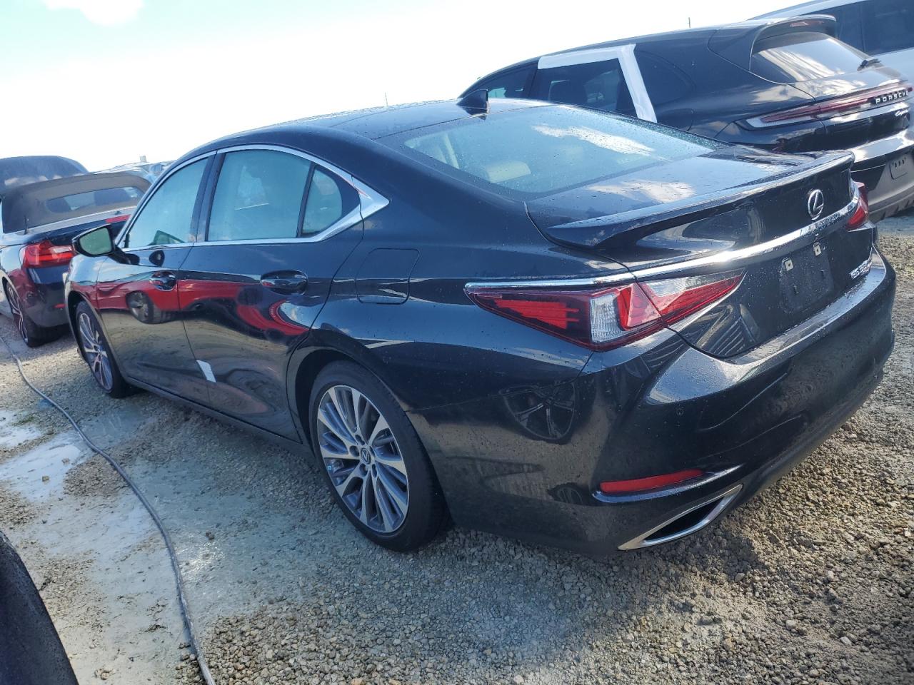 2021 Lexus ES - Image 2
