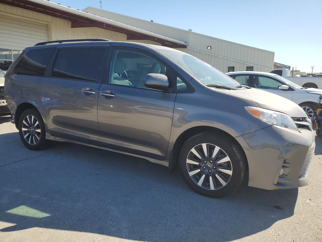 5TDDZ3DC8KS215882 2019 Toyota Sienna Xle