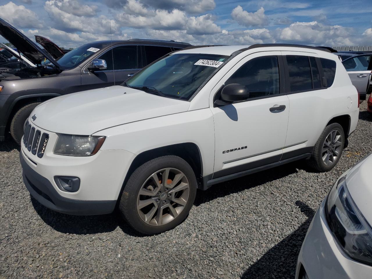 VIN 1C4NJCBA2GD590845 2016 JEEP COMPASS no.1