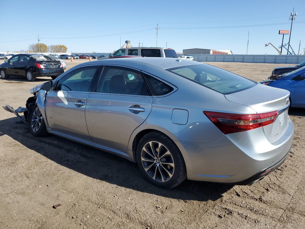 2016 Toyota Avalon - Image 2