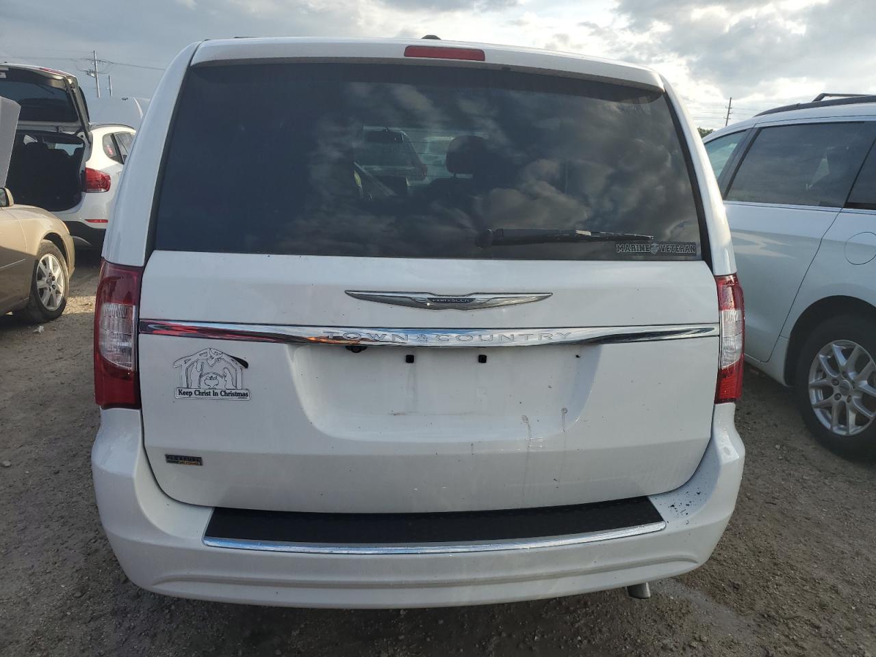 2016 Chrysler Town & Country - Image 6