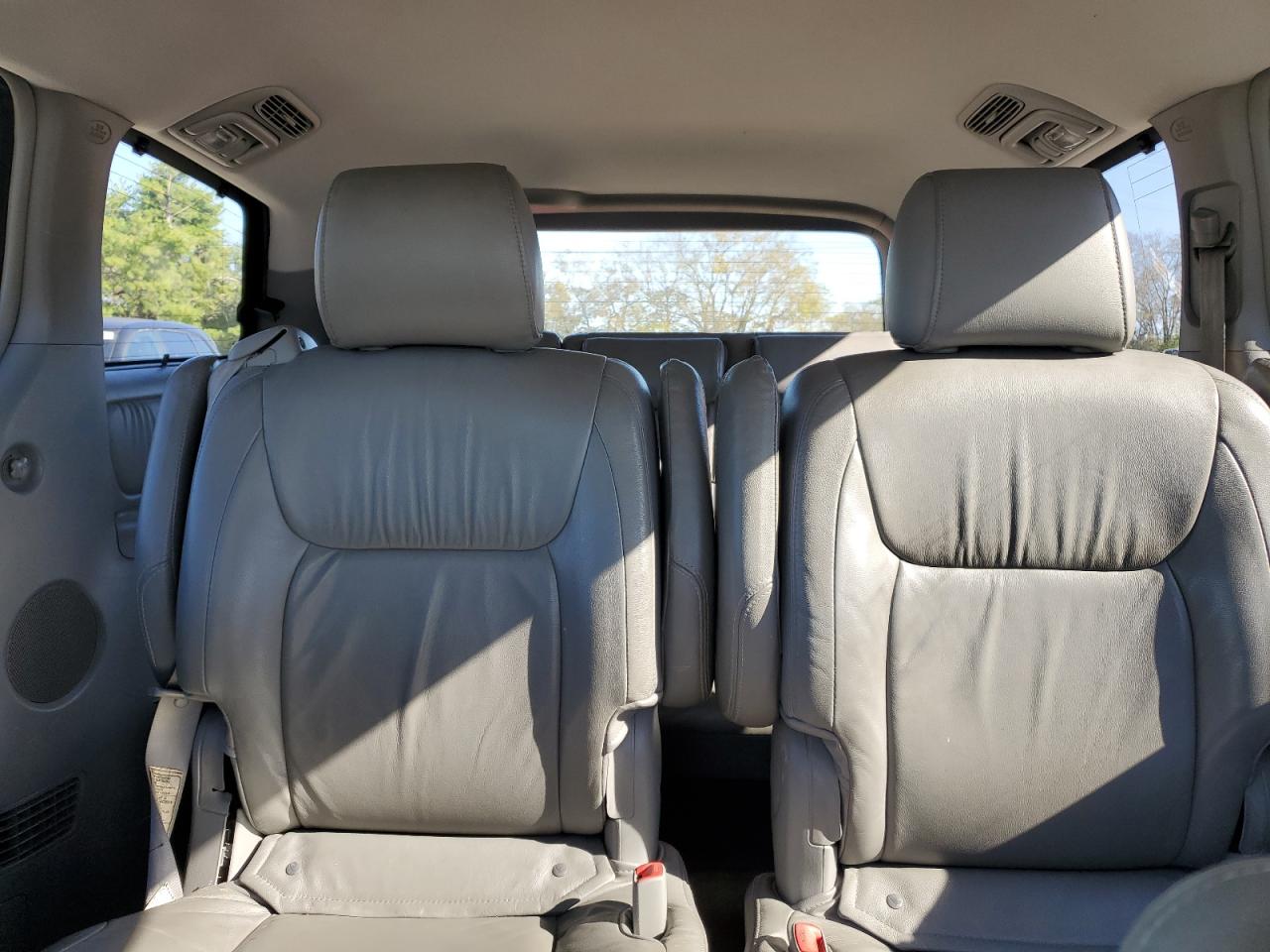 2007 Toyota Sienna - Image 10