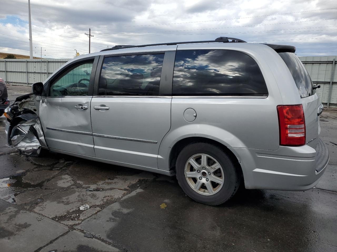 2010 Chrysler Town & Country - Image 2
