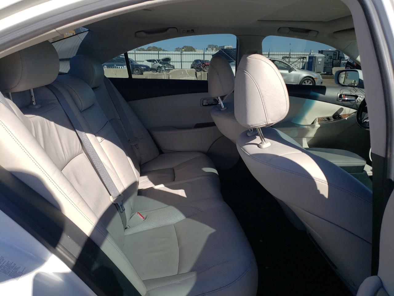 2010 Lexus ES - Image 10
