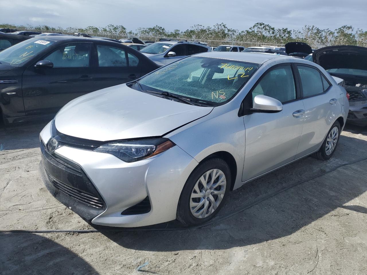 VIN 2T1BURHE2JC004818 2018 TOYOTA COROLLA no.1