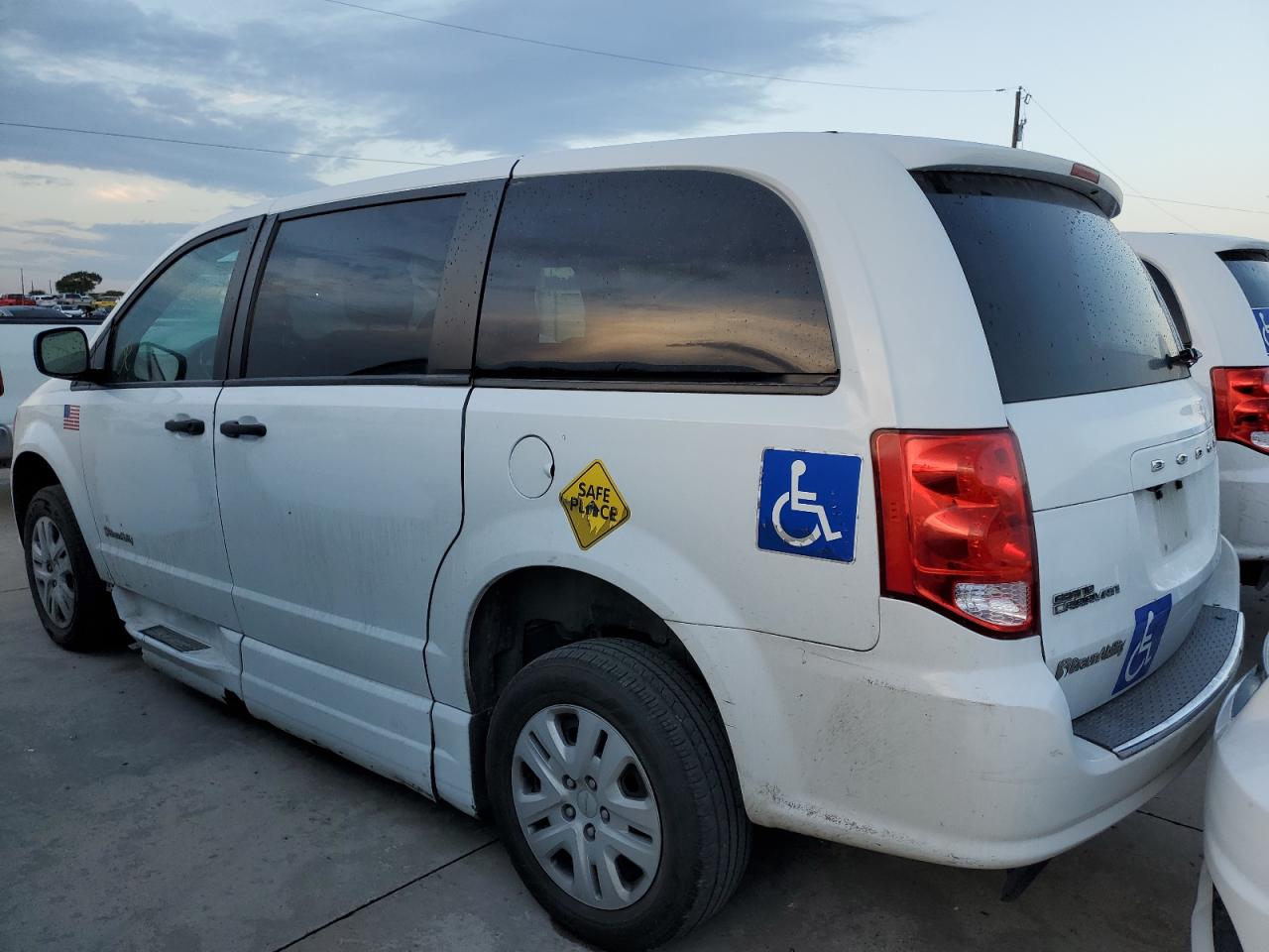 2019 Dodge Caravan - Image 2