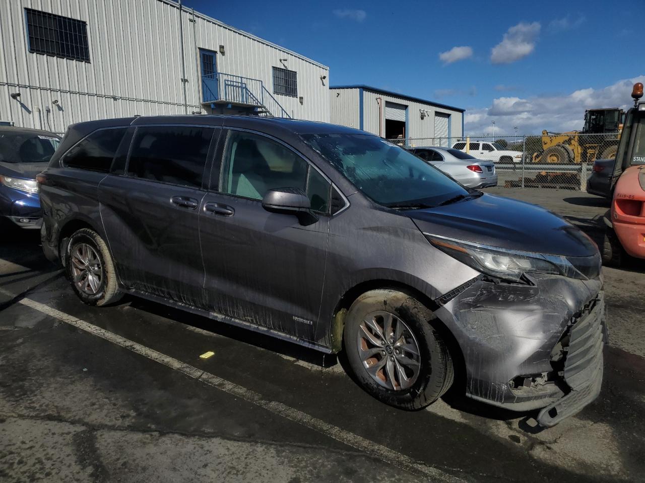 2021 Toyota Sienna - Image 4