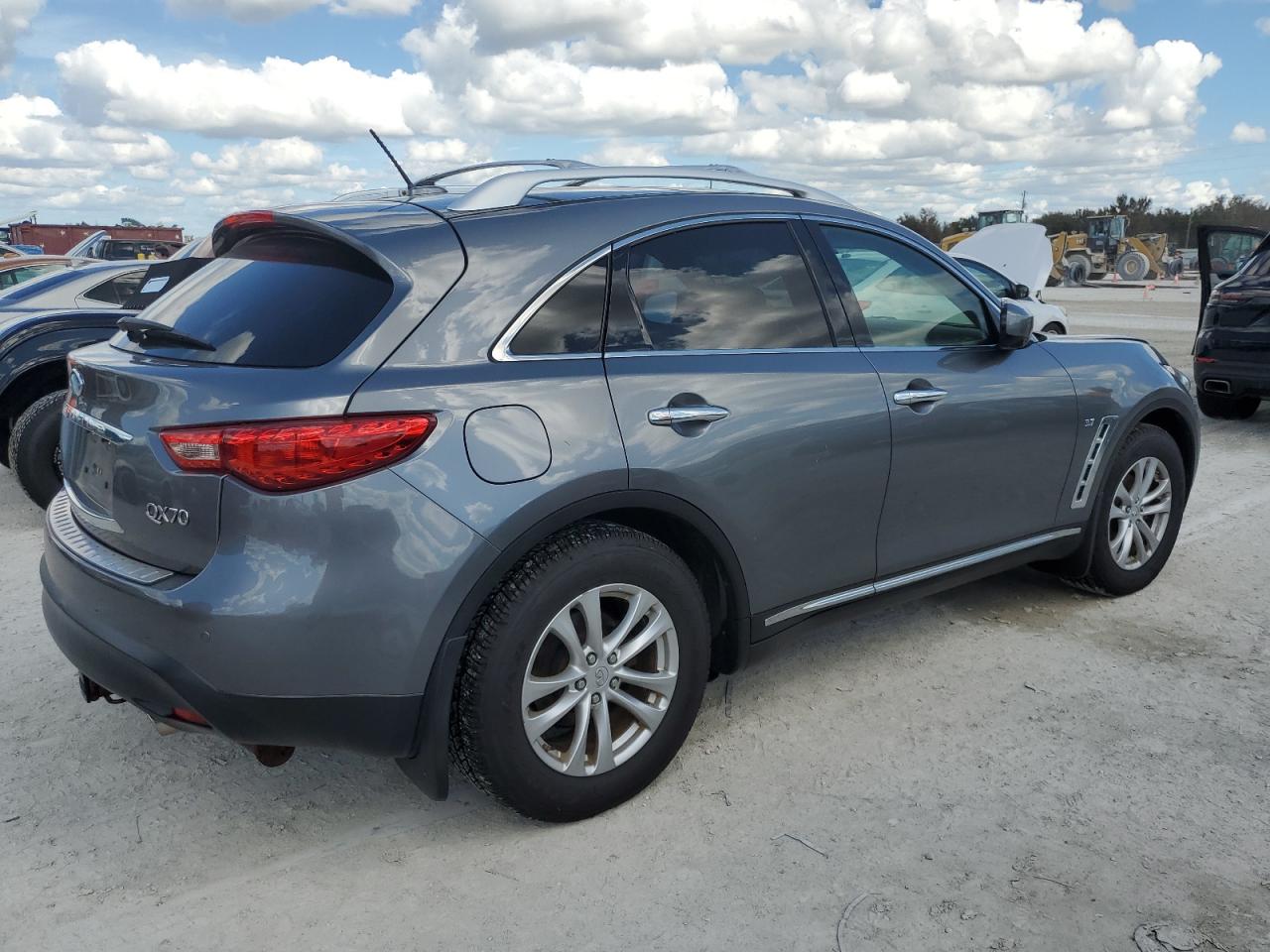 2017 Infiniti QX70 - Image 3
