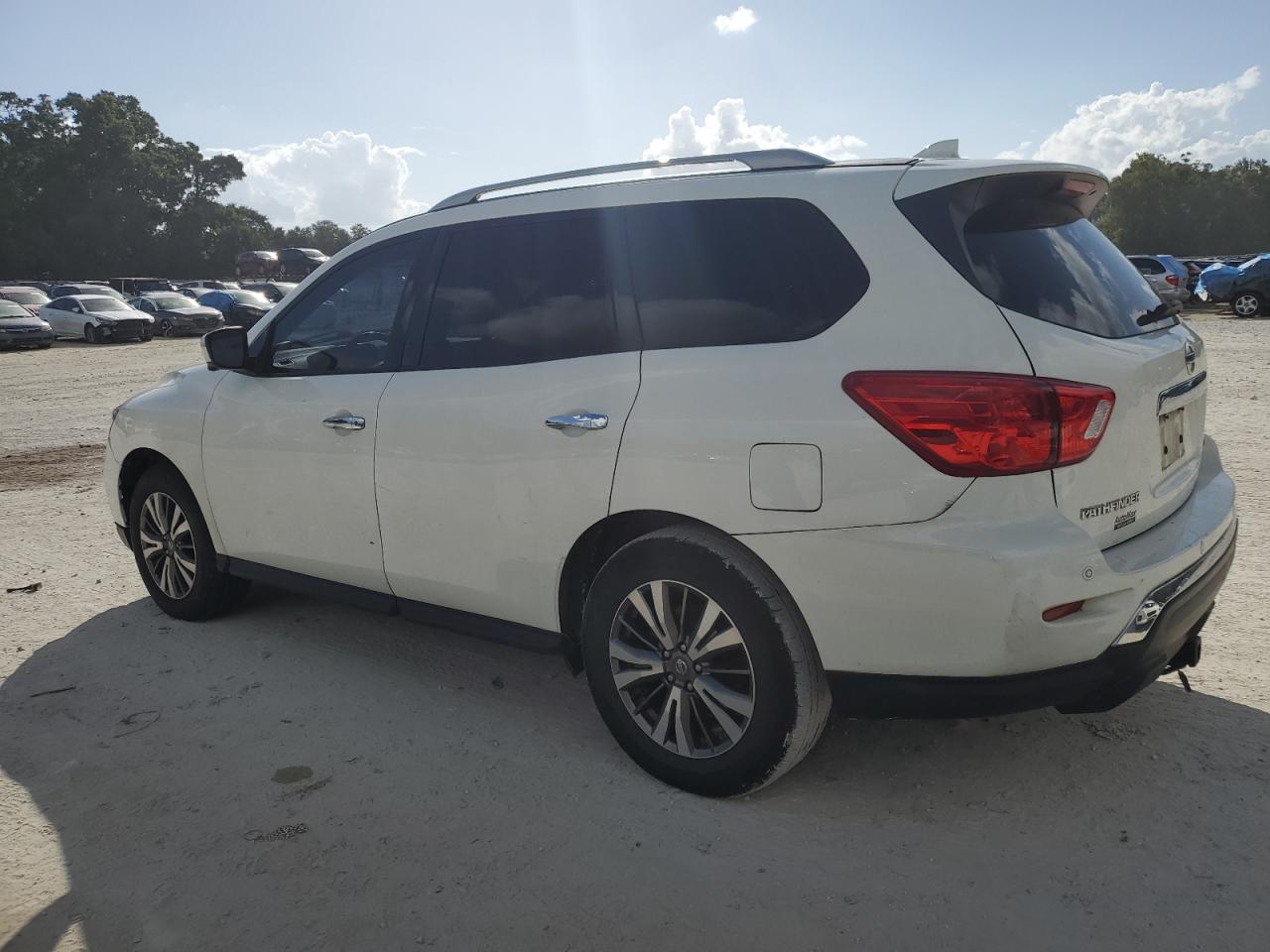 2019 Nissan Pathfinder - Image 2