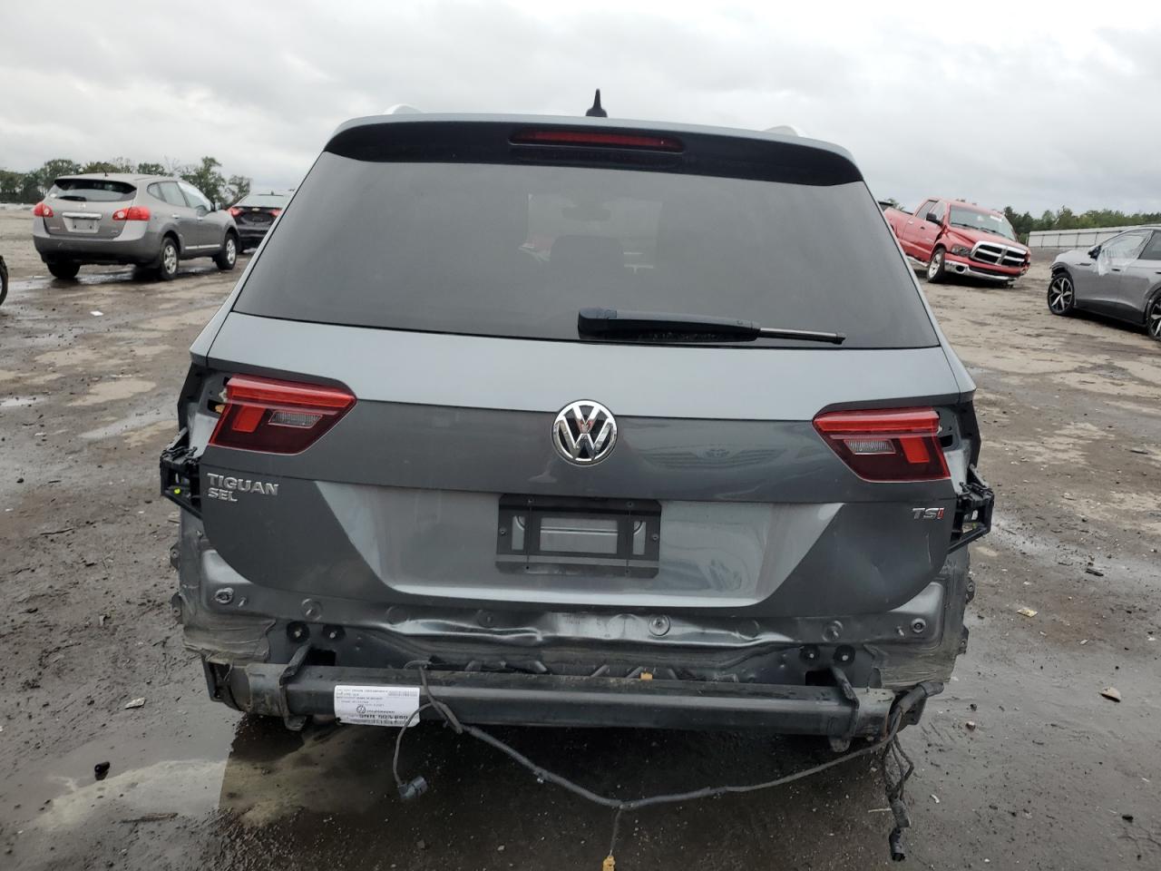 3VV5B7AX7JM080398 2018 Volkswagen Tiguan Sel Premium