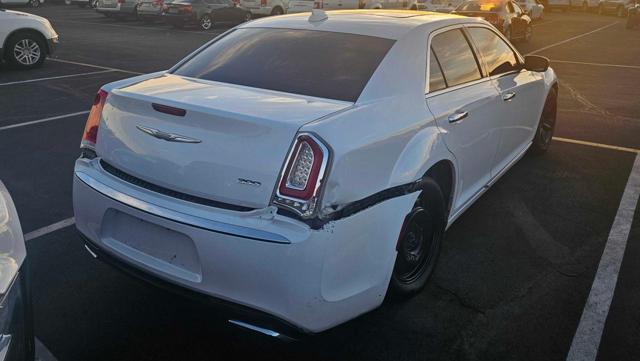 2017 Chrysler 300 - Image 4