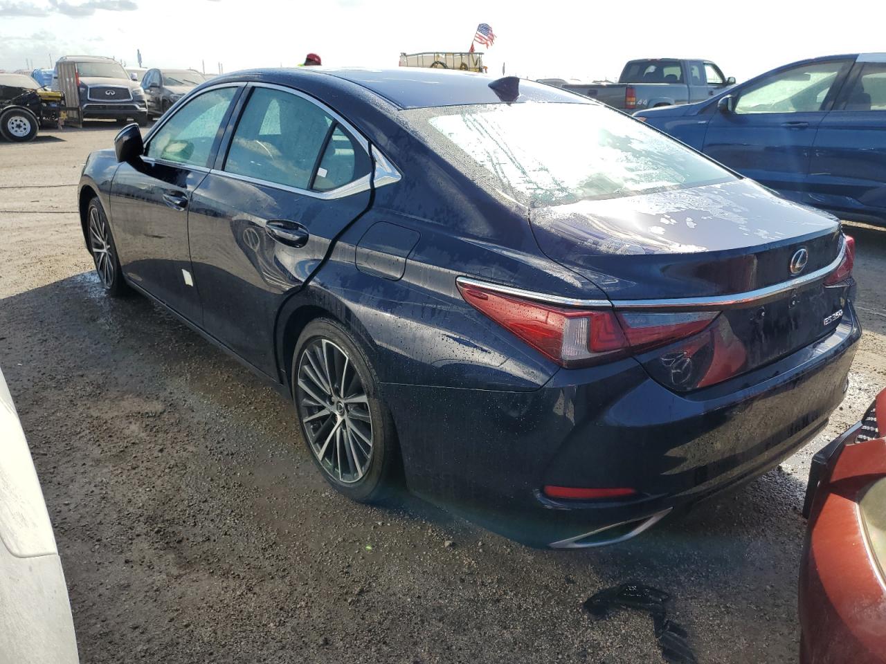2022 Lexus ES - Image 2