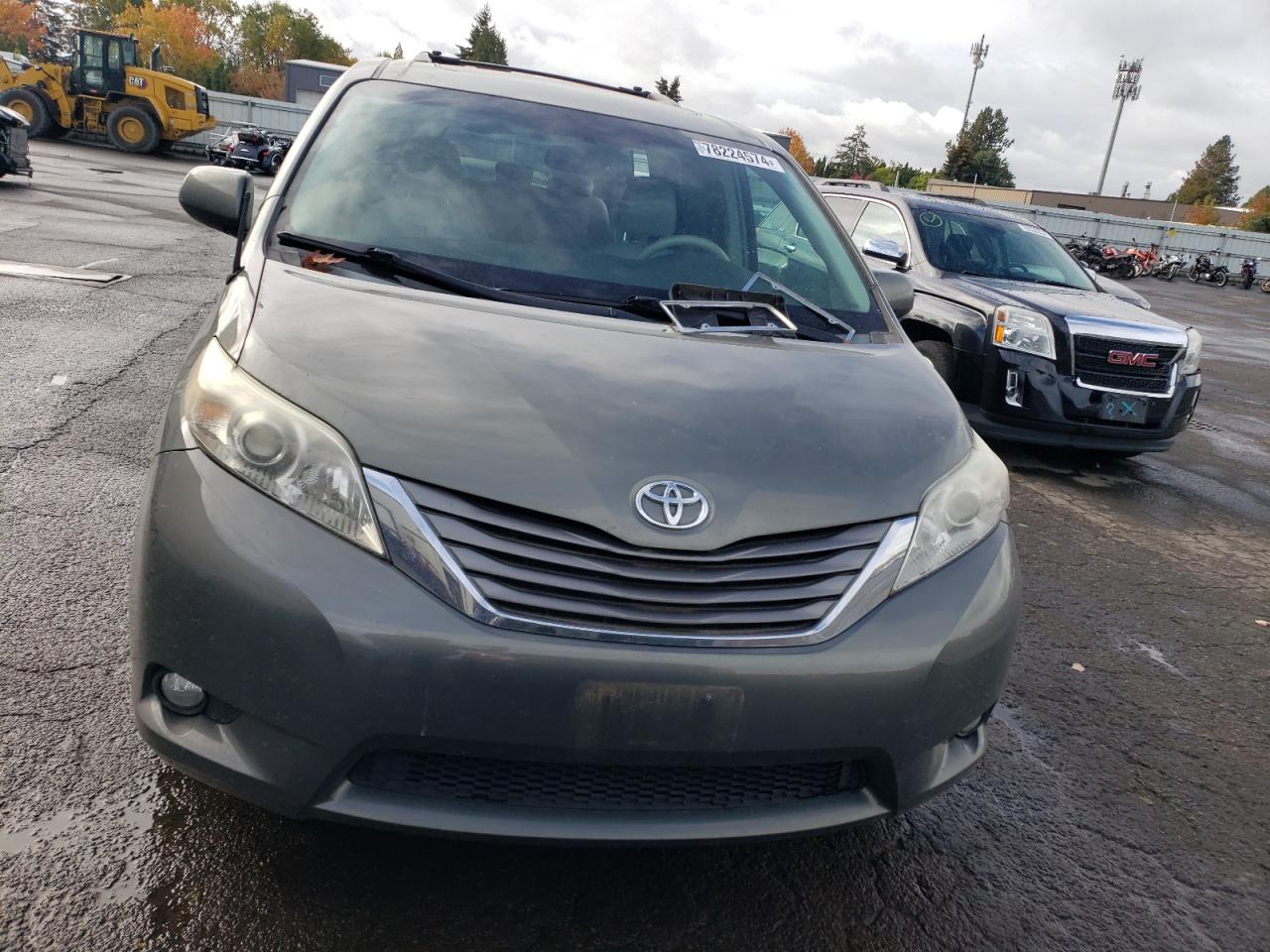 2011 Toyota Sienna - Image 5