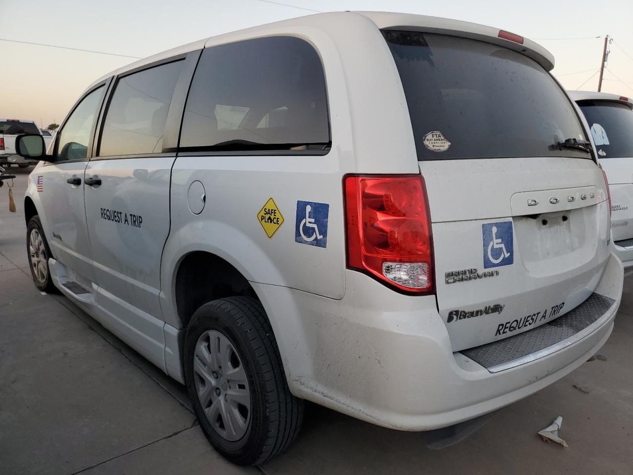 2019 Dodge Caravan - Image 2
