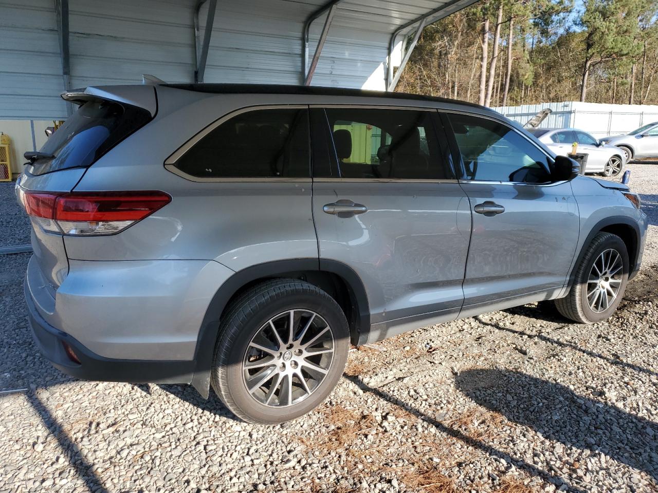 2017 Toyota Highlander - Image 3