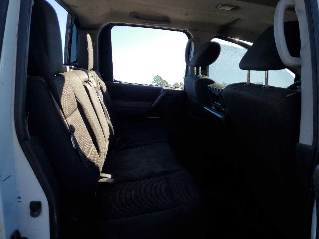 2012 Nissan Titan - Image 10
