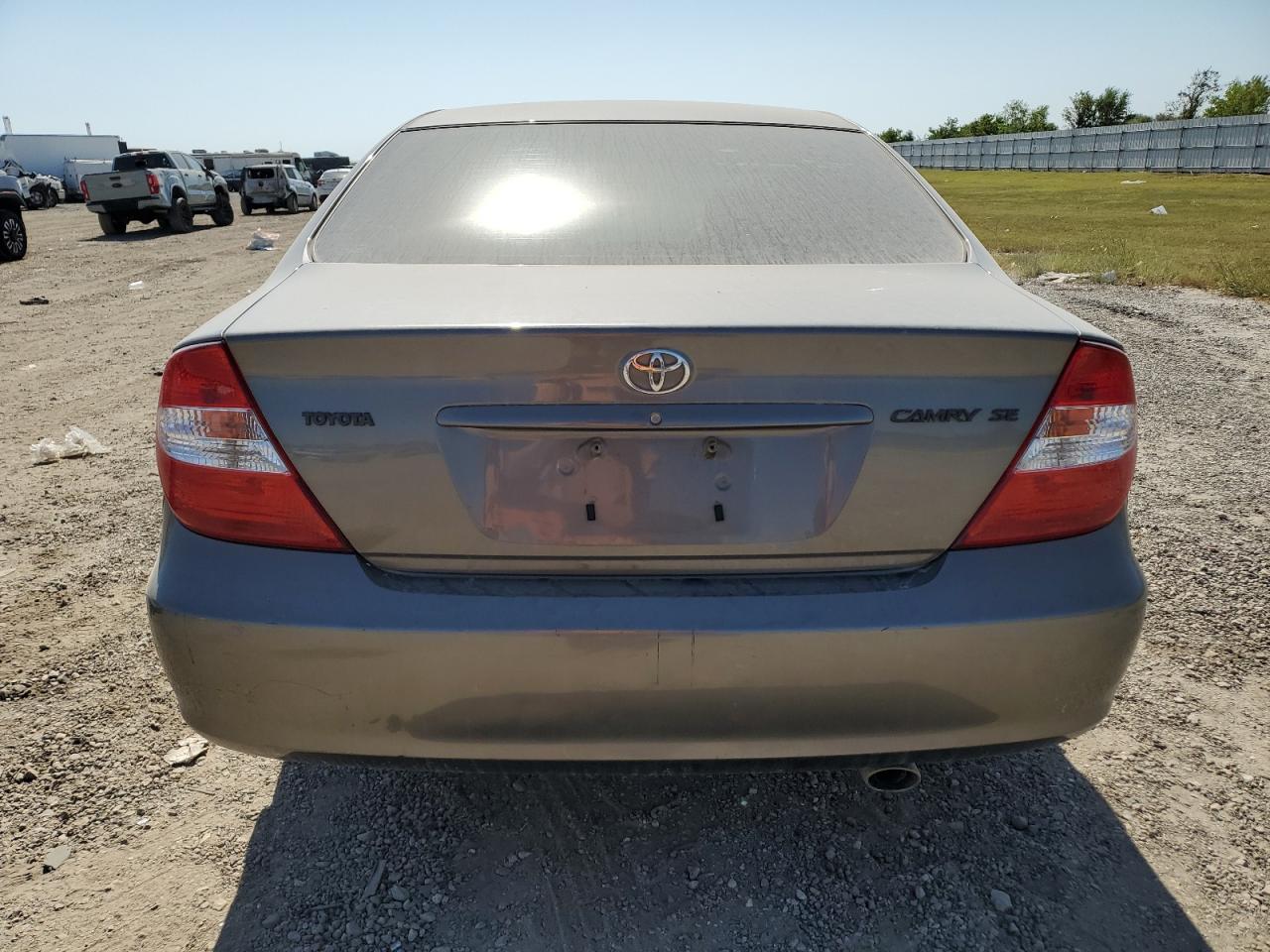 2004 Toyota Camry Le VIN: JTDBE32K140292094 Lot: 74496814