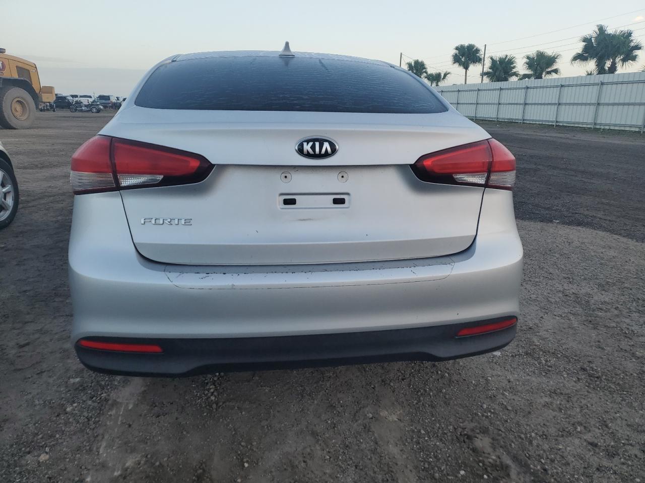 3KPFK4A73HE142319 2017 Kia Forte Lx