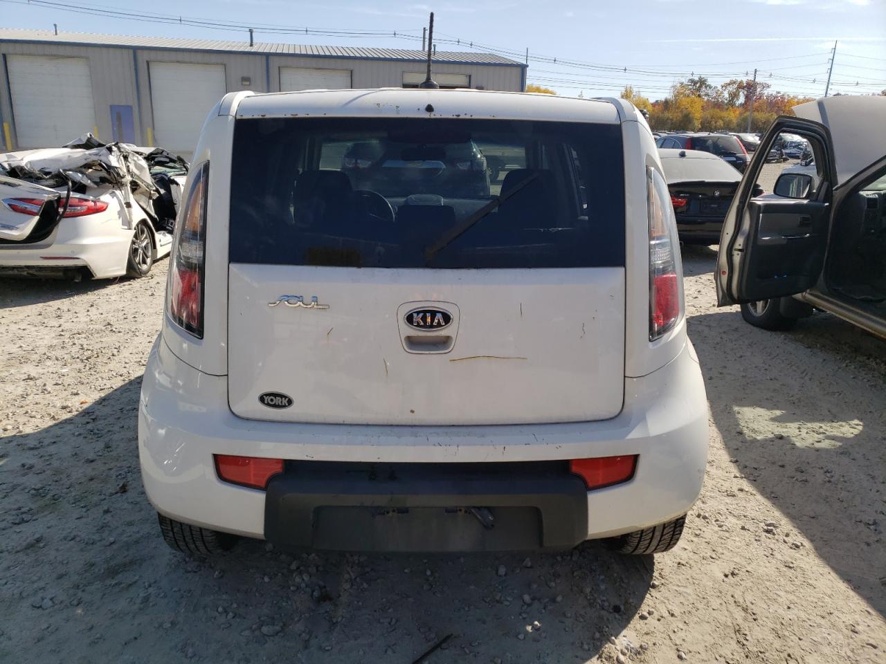 2011 Kia Soul + VIN: KNDJT2A25B7328323 Lot: 77127464