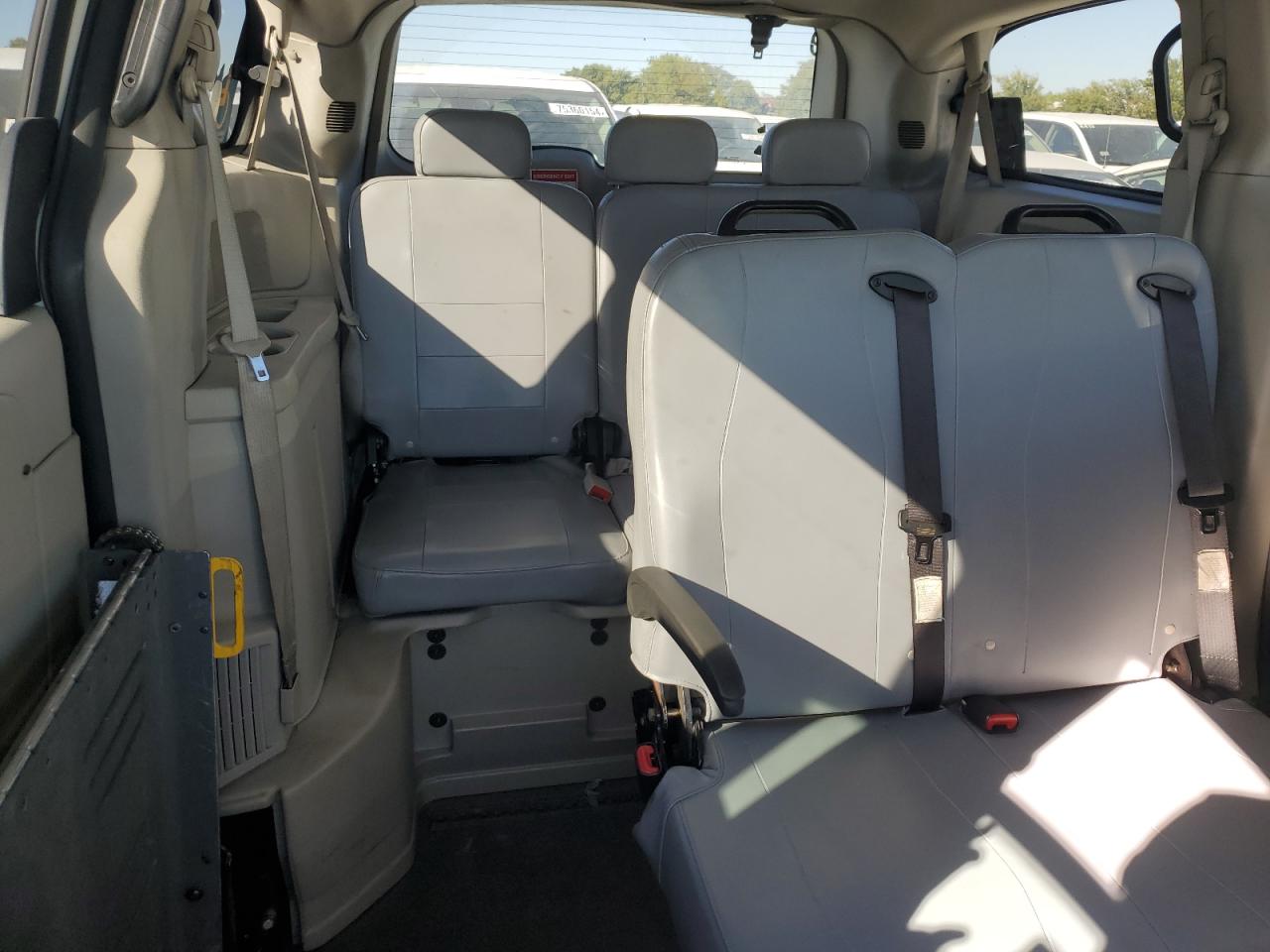 2017 Dodge Caravan - Image 10