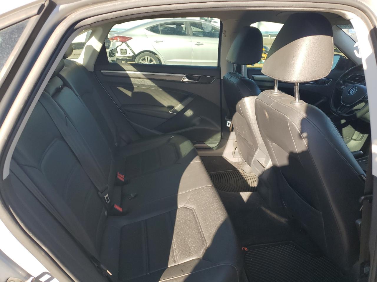2018 Volkswagen Passat - Image 10