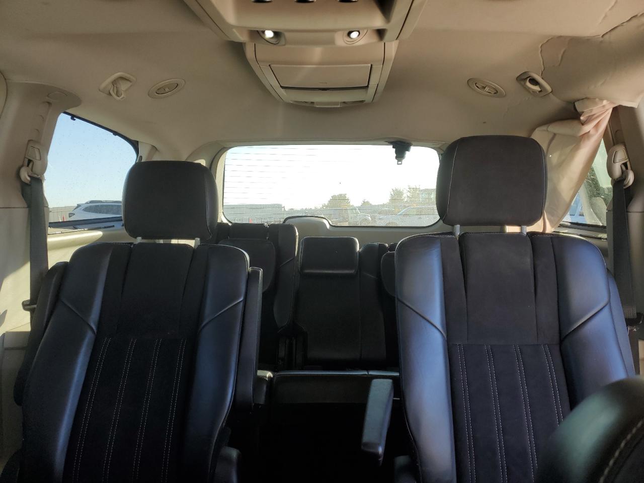 2014 Chrysler Town & Country - Image 10