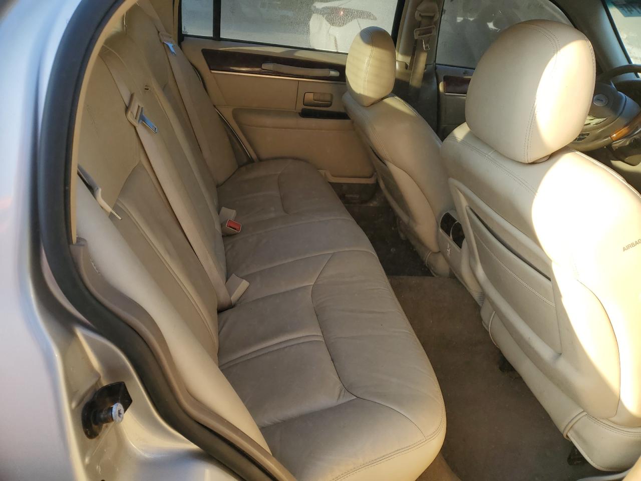 2004 Lincoln Town Car - Image 10